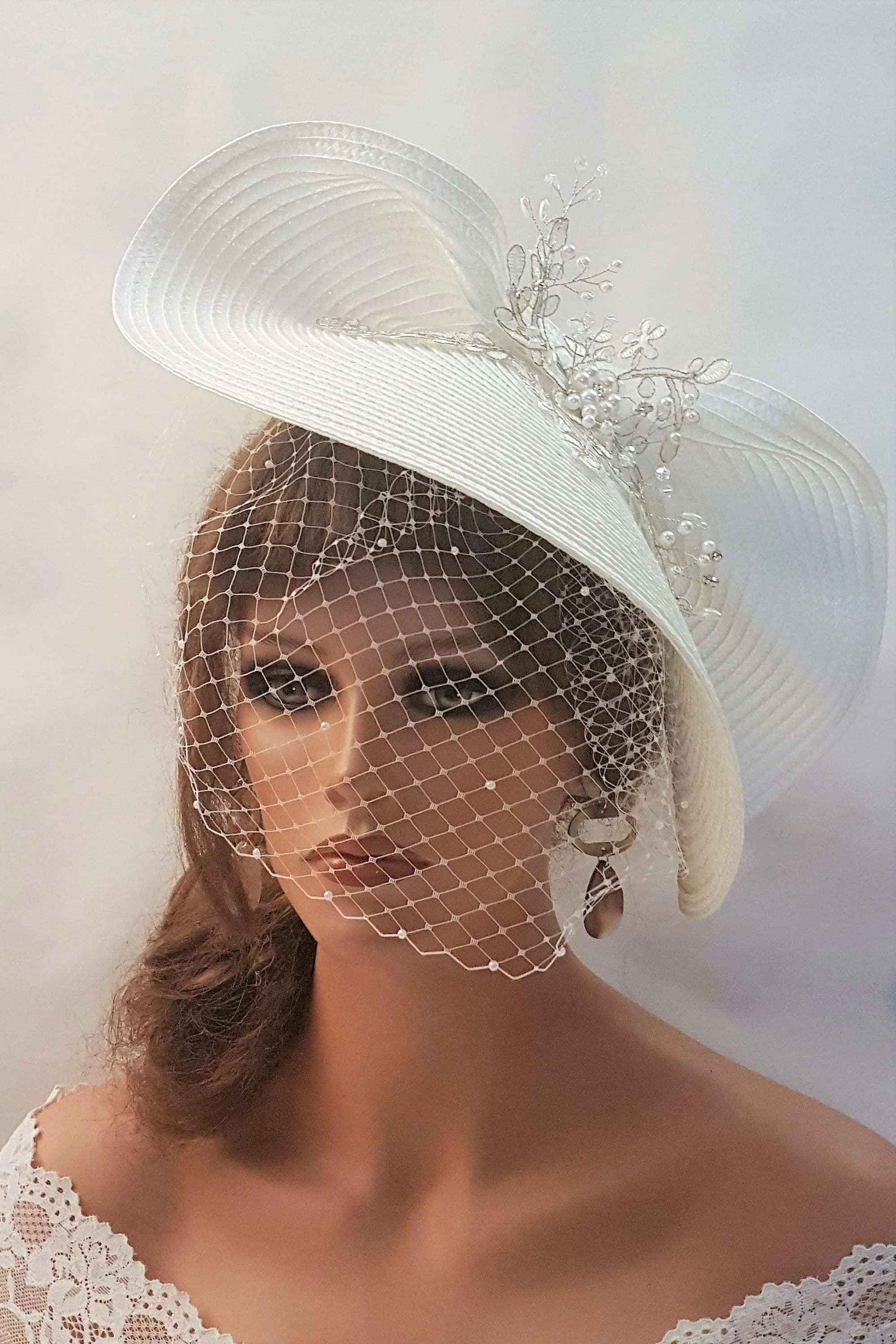 MODERN FASCINATOR WITH VEIL #White wedding Birdcage Veil Weddding Headdress Derby Royal Ascot hat Church Mother of the Bride hat Cocktail headpiece