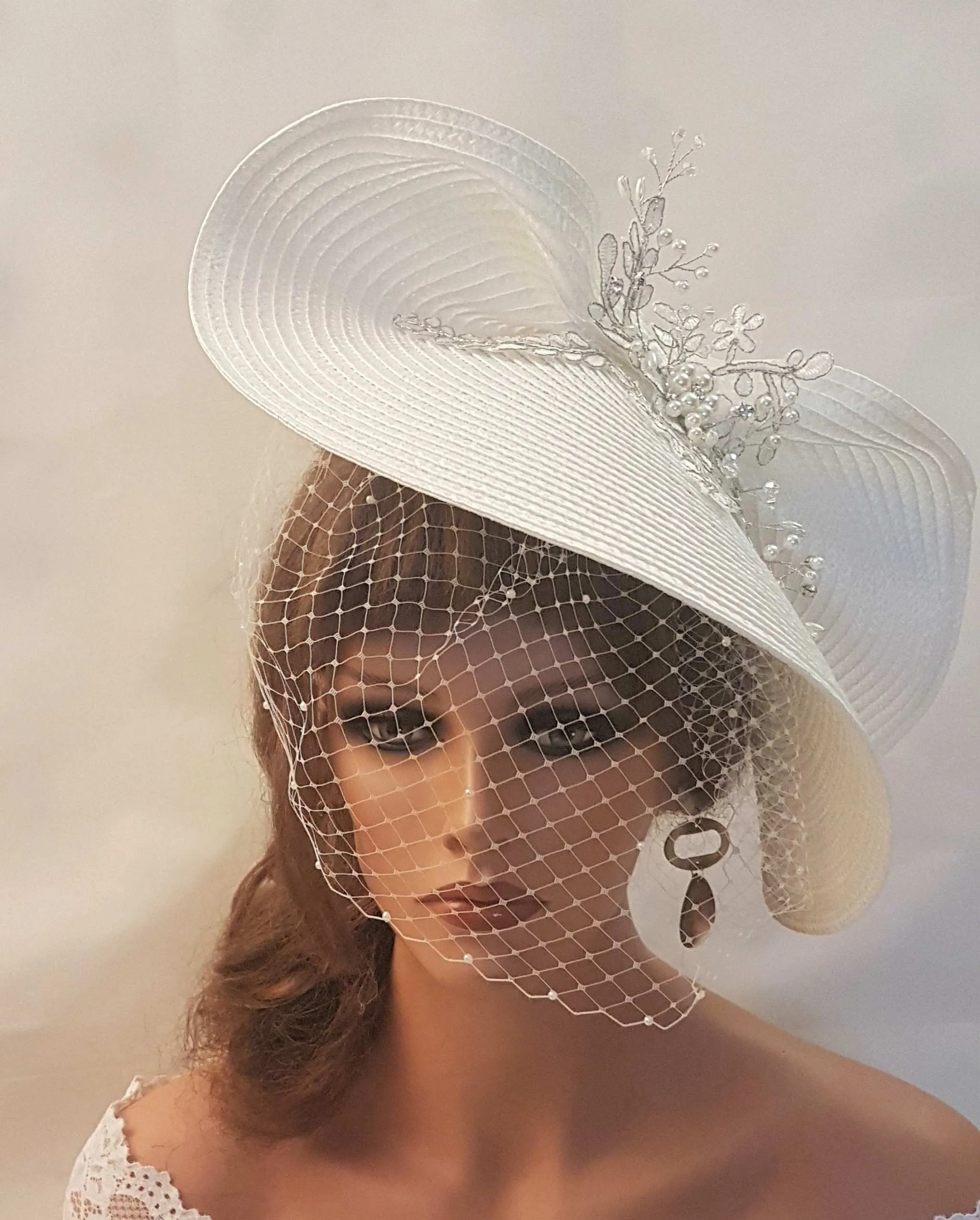 MODERN FASCINATOR WITH VEIL #White wedding Birdcage Veil Weddding Headdress Derby Royal Ascot hat Church Mother of the Bride hat Cocktail headpiece